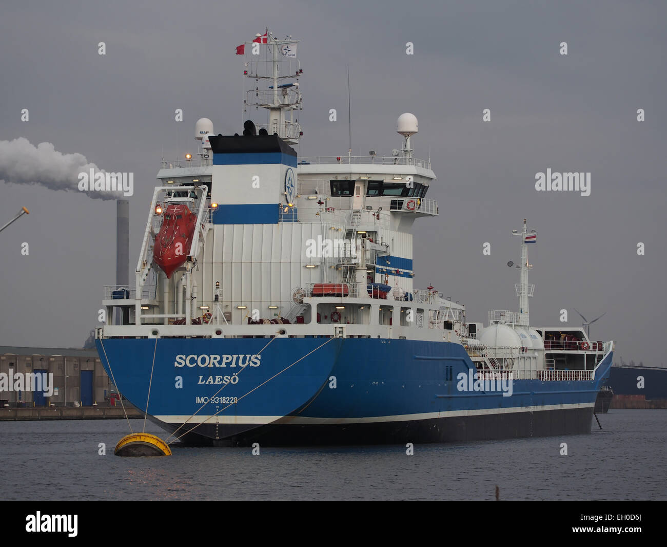 Lo Scorpius (IMO 9318228) è attraccato a Hornhaven, porto di Amsterdam. Questa nave commerciale fa parte della grande rete di navigazione internazionale che opera nel porto più trafficato dei Paesi Bassi. Foto Stock
