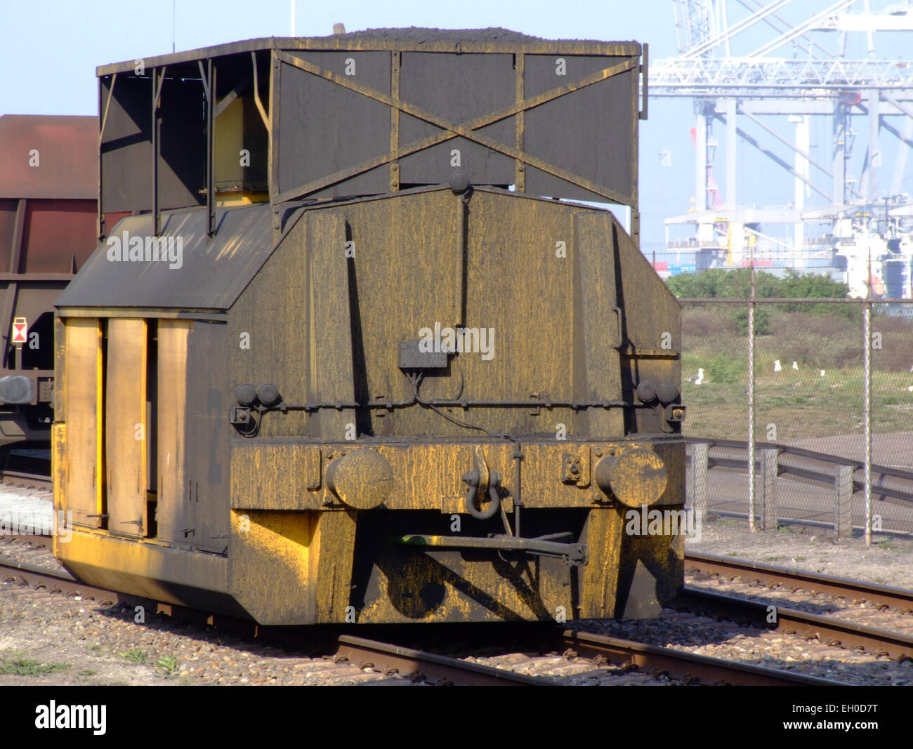 Una locomotiva shunter è stata vista operare presso il terminal EMO di Rotterdam. La locomotiva svolge un ruolo cruciale nello spostamento dei treni merci all'interno del terminal, contribuendo alla logistica e alle operazioni portuali. Foto Stock