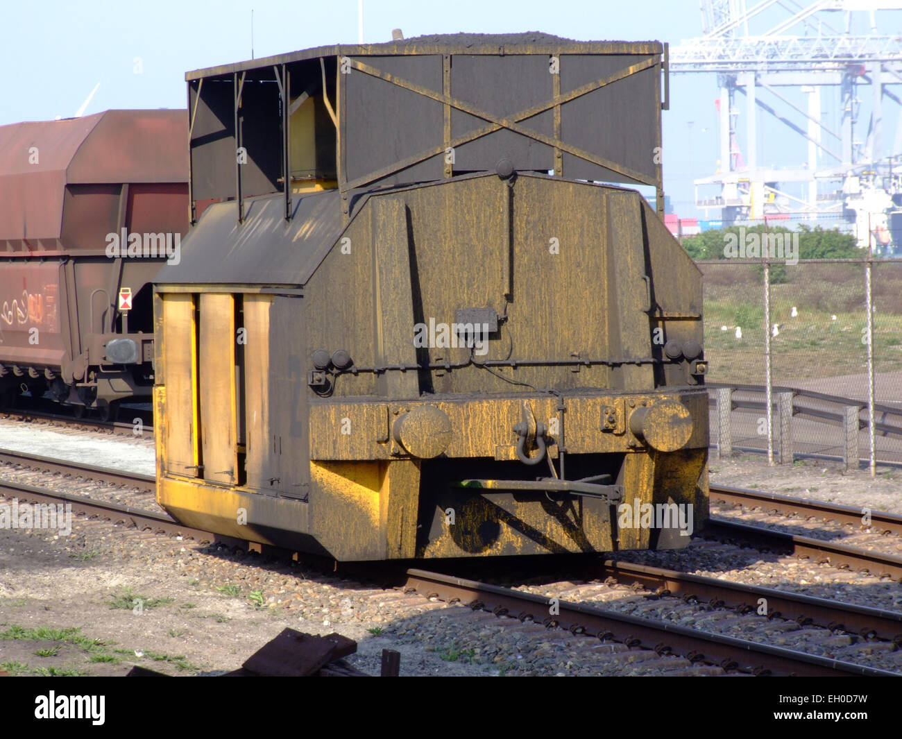 Una locomotiva shunter opera presso il terminal EMO di Rotterdam, che gestisce grandi volumi di merci alla rinfusa. Lo shunter svolge un ruolo chiave nello spostamento dei treni merci all'interno del terminal per un carico e uno scarico efficienti. Foto Stock