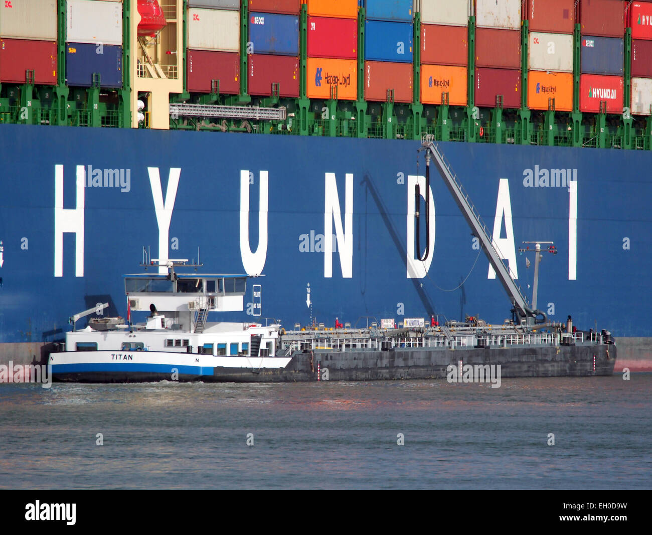 Questa immagine raffigura il Titan (ENI 02326528), una nave da carico attraccata ad Amazonehaven nel porto di Rotterdam. Il Titano è coinvolto nel trasporto di merci attraverso questo importante nodo marittimo. Foto Stock