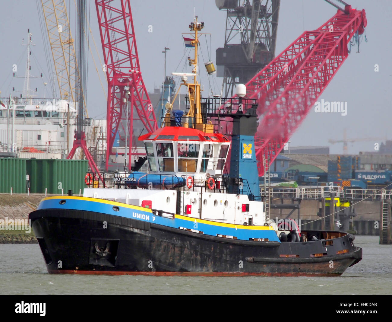L’Unione 7, IMO 9120164, è ancorata nella zona di Botlek del porto di Rotterdam. La nave è coinvolta in operazioni di trasporto merci in uno dei porti più trafficati d'Europa. Foto Stock