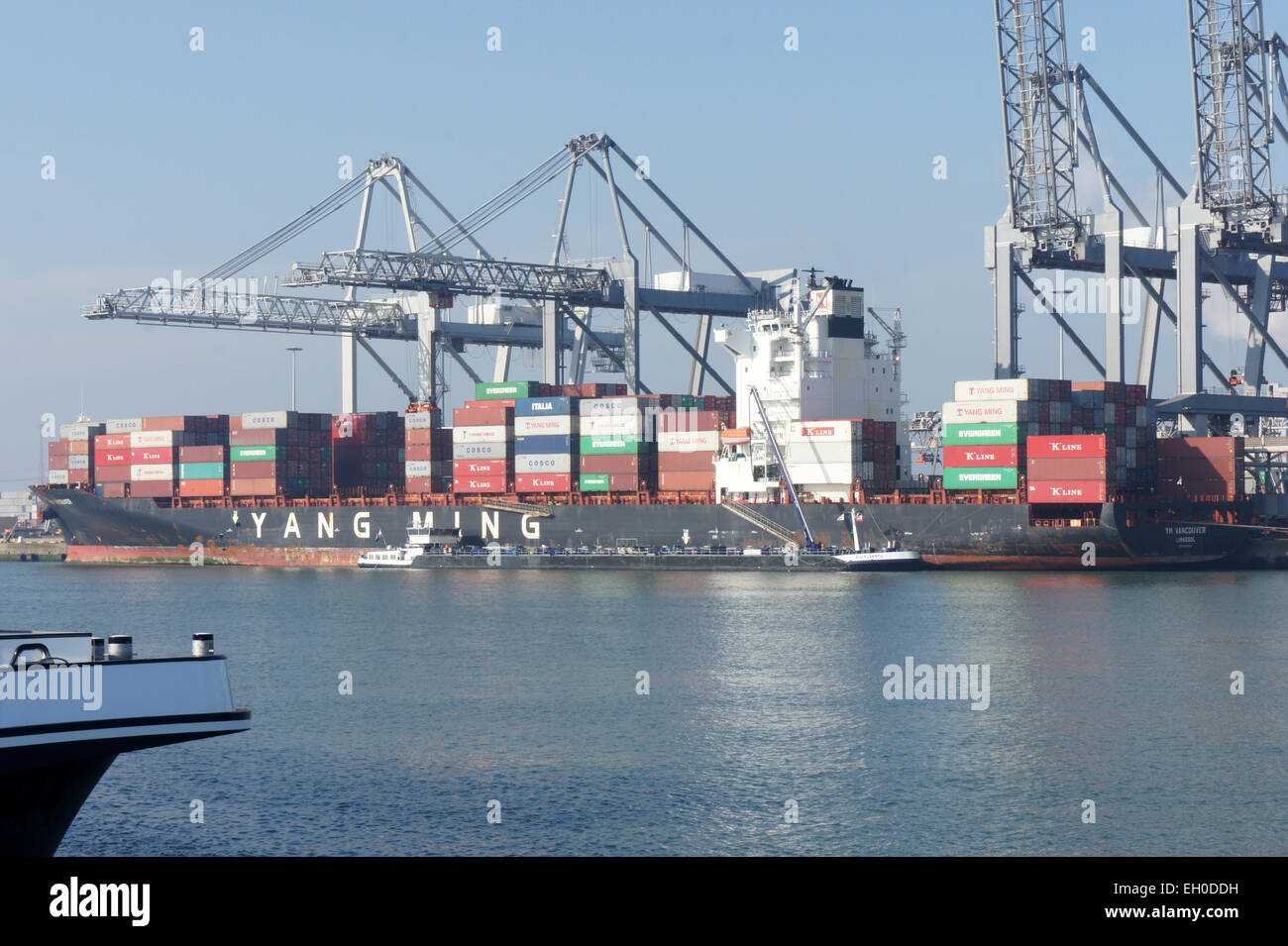 YM Vancouver, IMO 9363364, una nave container, è ancorata ad Amazonehaven nel porto di Rotterdam, catturata nella seconda immagine della serie. Foto Stock