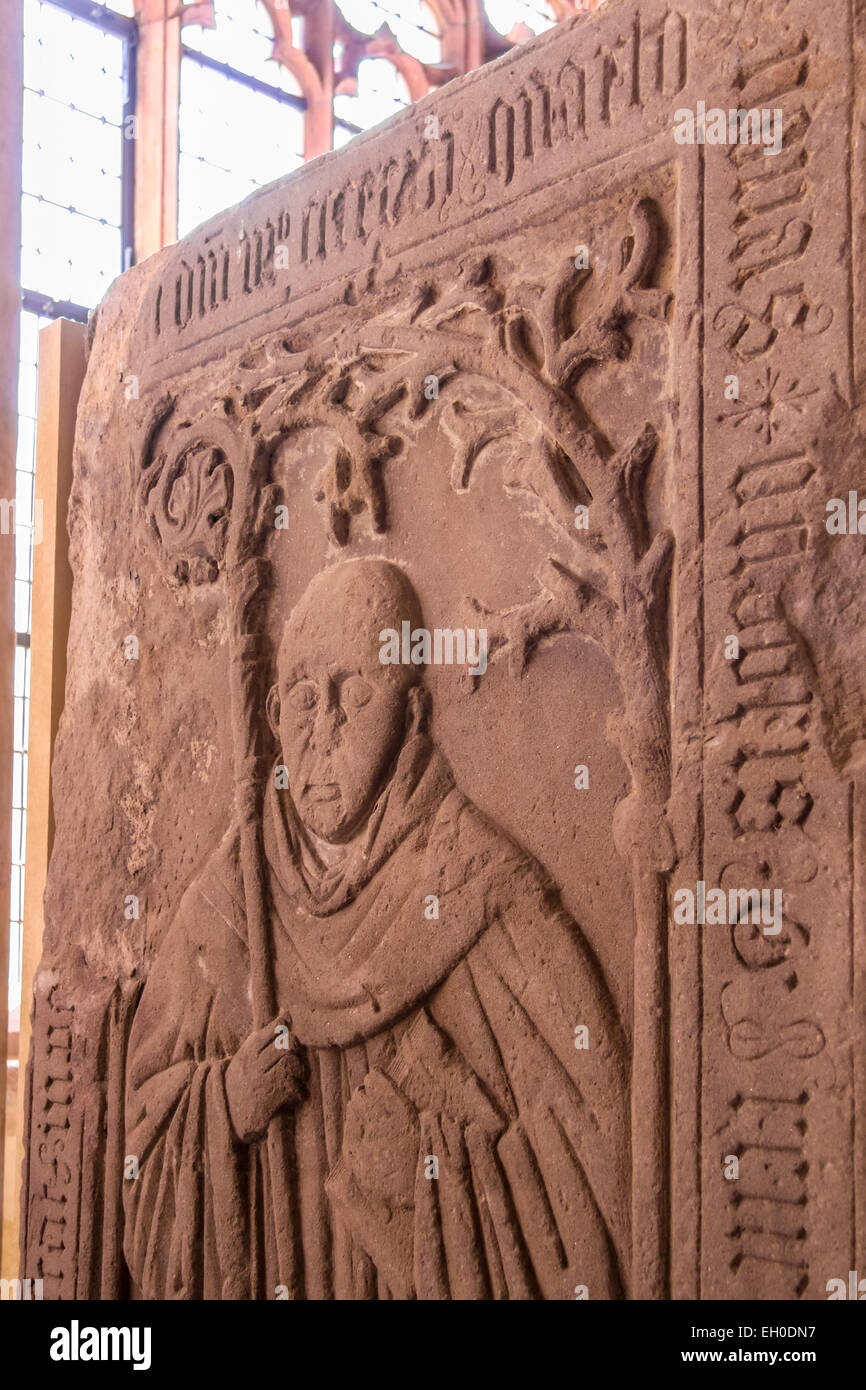 Vecchia pietra tomba nel monastero cistercense Kiedrich, Rheingau, Hesse, Germania Foto Stock