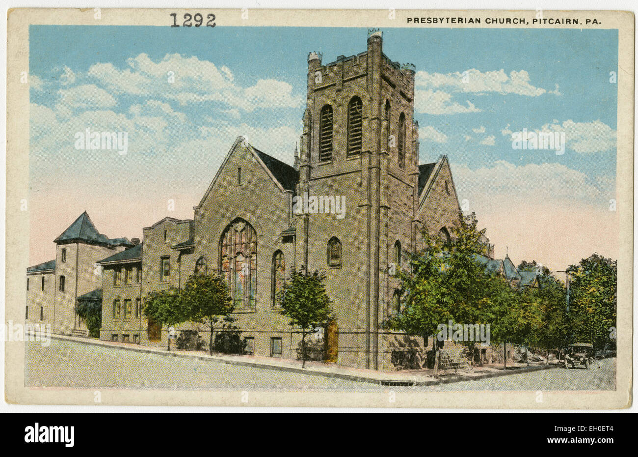 Questa cartolina raffigura una scena storica di Pitcairn, Pennsylvania, con una chiesa presbiteriana. Fa parte della collezione della Presbyterian Historical Society, che conserva immagini della storia della chiesa. Foto Stock Questa cartolina raffigura una scena storica di Pitcairn, Pennsylvania, con una chiesa presbiteriana. Fa parte della collezione della Presbyterian Historical Society, che conserva immagini della storia della chiesa. Foto Stock