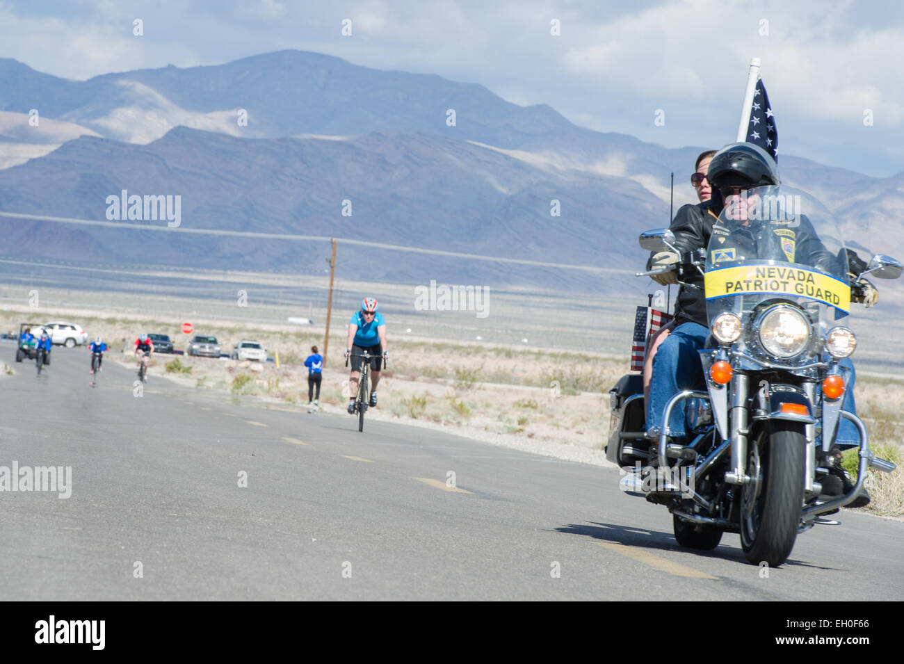 Peter Doyle, membro del Nevada Patriot Guard, accompagnatori i partecipanti della donna di montante corsa in bicicletta alla Nellis Air Force Base, Nev. Febbraio 28, 2015. La corsa verticale è uno dei tre eventi ciclismo il guerriero atleti gareggiavano nel. La Air Force Le prove sono un adaptive evento sportivo progettato per promuovere il benessere mentale e fisico di gravemente malati e feriti militari e i veterani. Più di 105 feriti, malati o feriti service di uomini e donne provenienti da tutto il paese di competere per un posto sul 2015 U.S. Air Force guerriero ferito la squadra che rappresenterà la Air Force a ada Foto Stock