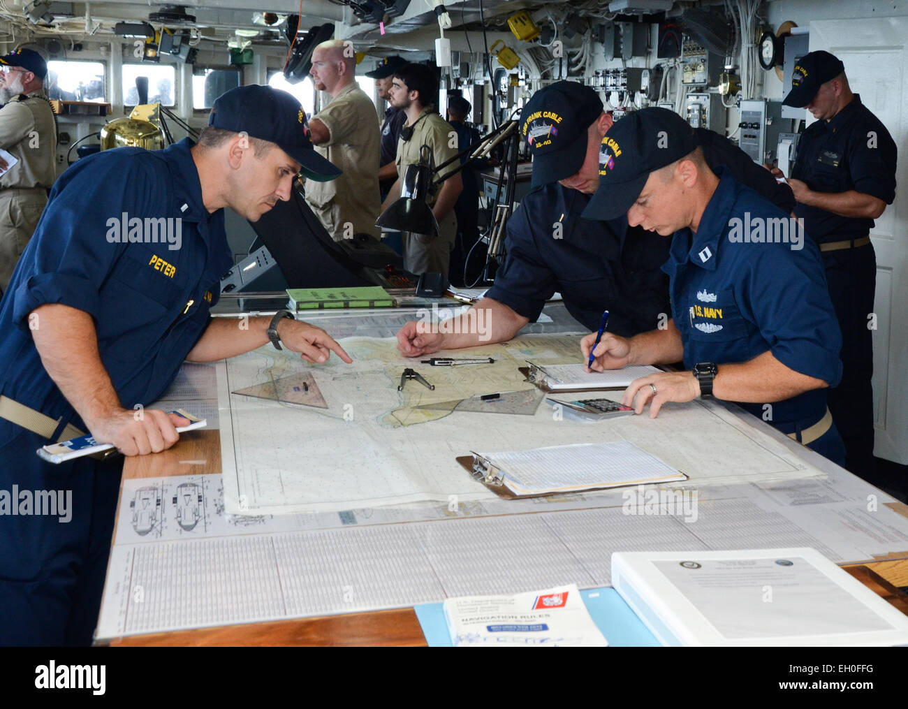 APRA HARBOR, Guam (feb. 20, 2015) Lt.j.g. Ryan Peter, sinistra, alfiere di Thomas Scoggins e il tenente Eric Moore, ufficiali a bordo del sottomarino offerta USS Frank cavo (come 40), esaminare i grafici del mare lasciando port. Cavo di Frank, distribuito per l'isola di Guam, effettua la manutenzione e il supporto dei sommergibili e navi di superficie distribuiti negli Stati Uniti 7 flotta area di responsabilità ed è attualmente su un regolarmente programmati periodo in corso. (U.S. Foto di Marina di Massa Specialista comunicazione marinaio Allen Michael McNair/RILASCIATO) 150220-N-YM720-321 Unisciti alla conversazione: http://www.navy.mil/viewGallery.a Foto Stock