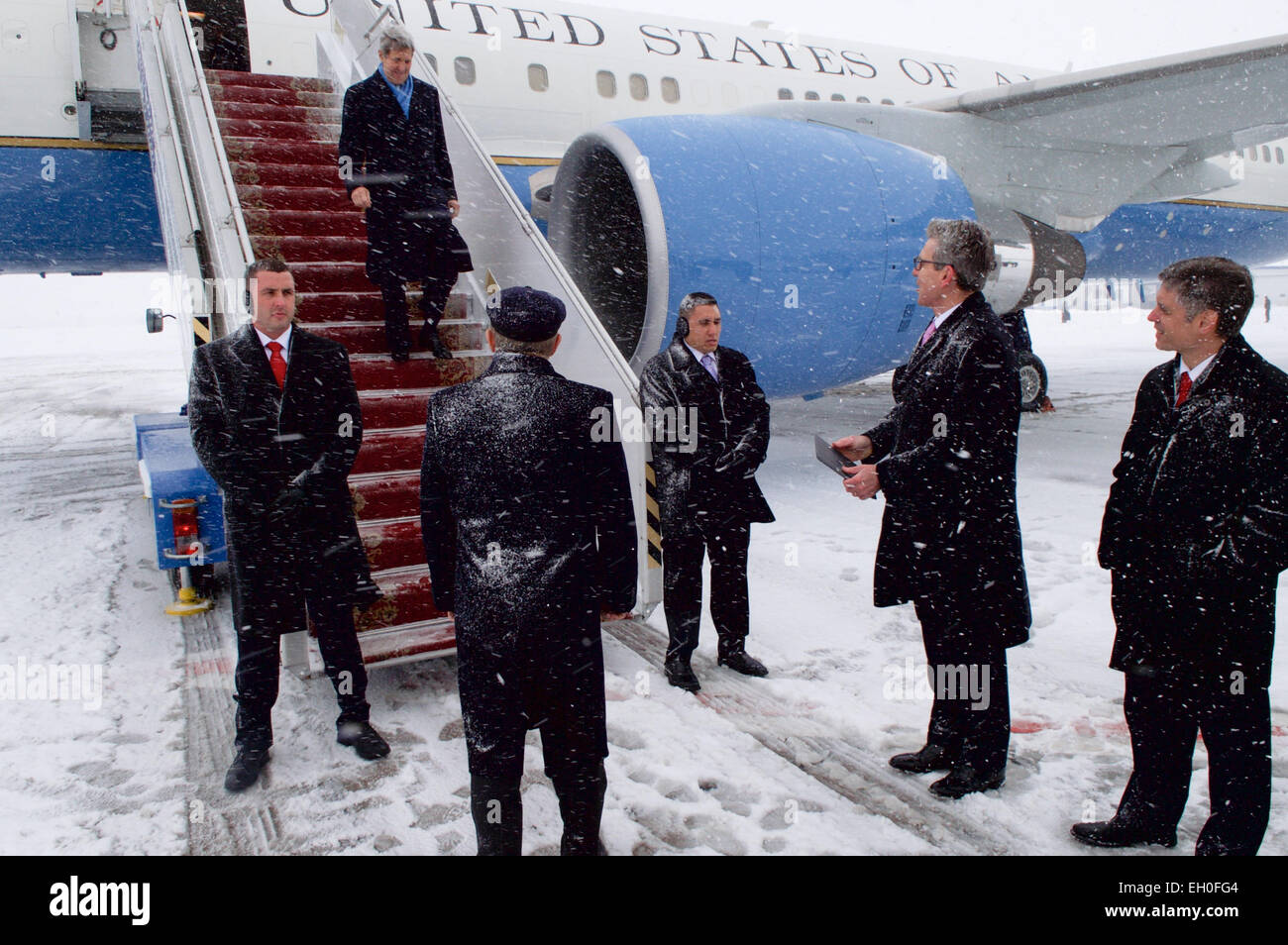 Stati Uniti Il segretario di Stato John Kerry si avvicina U.S. Ambasciatore di Ucraina Geoffrey Pyatt come egli arriva in presenza di neve di Kiev, Ucraina, il 5 febbraio 2015, per incontri con il Presidente Petro Poroshenko, ministro degli Affari Esteri Pavlo Klimkin, e il Primo Ministro Arseniy Yatsenyuk. Foto Stock