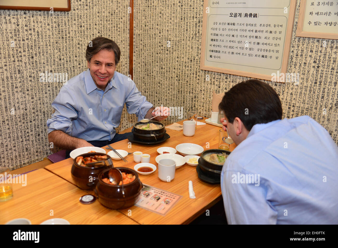 Al suo arrivo a Seoul, Corea del Sud, il vice Segretario di Stato Antonio "Tony" Blinken gode samgyetang -- coreano di pollo e la zuppa di ginseng -- CON GLI STATI UNITI Ambasciatore della Repubblica di Corea Mark Lippert presso un ristorante in data 8 febbraio 2015. Foto Stock