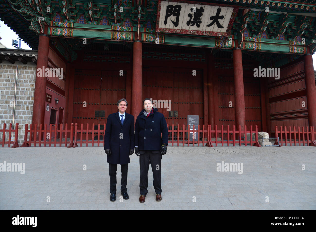 Il vice Segretario di Stato Antonio "Tony" Blinken e U.S. Ambasciatore della Repubblica di Corea Mark Lippert pongono una foto davanti al Palazzo Deoksu a Seul, in Corea del Sud il 9 febbraio 2015. Foto Stock