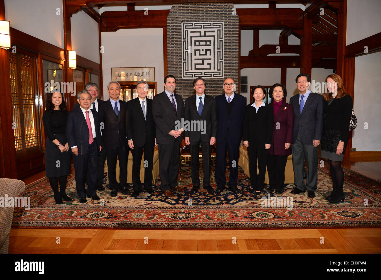 Il vice Segretario di Stato Antonio "Tony" Blinken e U.S. Ambasciatore della Repubblica di Corea Mark Lippert posano per una foto con prominenti sud coreano esperti e opinionisti presso l'U.S. Ambasciatore britannico a Seul, in Corea del Sud il 9 febbraio 2015. Foto Stock