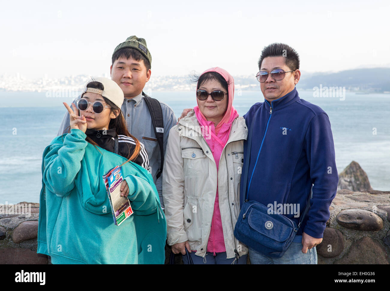 Famiglia asiatica, foto di famiglia, che posano per una fotografia, turisti, visitatori, lato nord del Golden Gate Bridge, punto di vista, la città di Sausalito, California Foto Stock