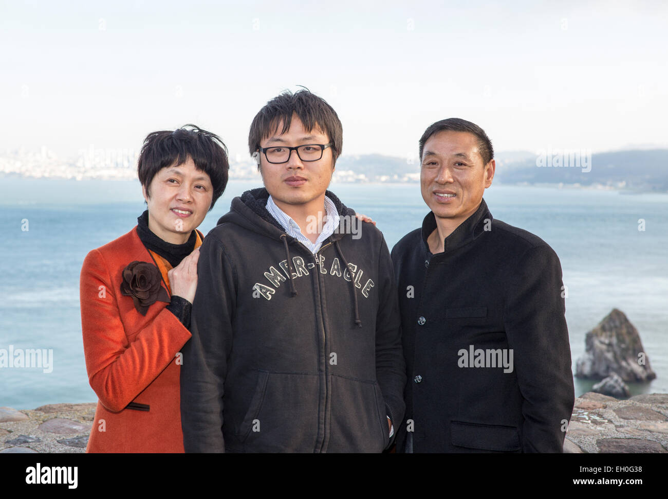 3, tre TURISTI, famiglia asiatica, che posano per una fotografia, visitatori visitare, lato nord del Golden Gate Bridge, punto di vista, la città di Sausalito, califor Foto Stock