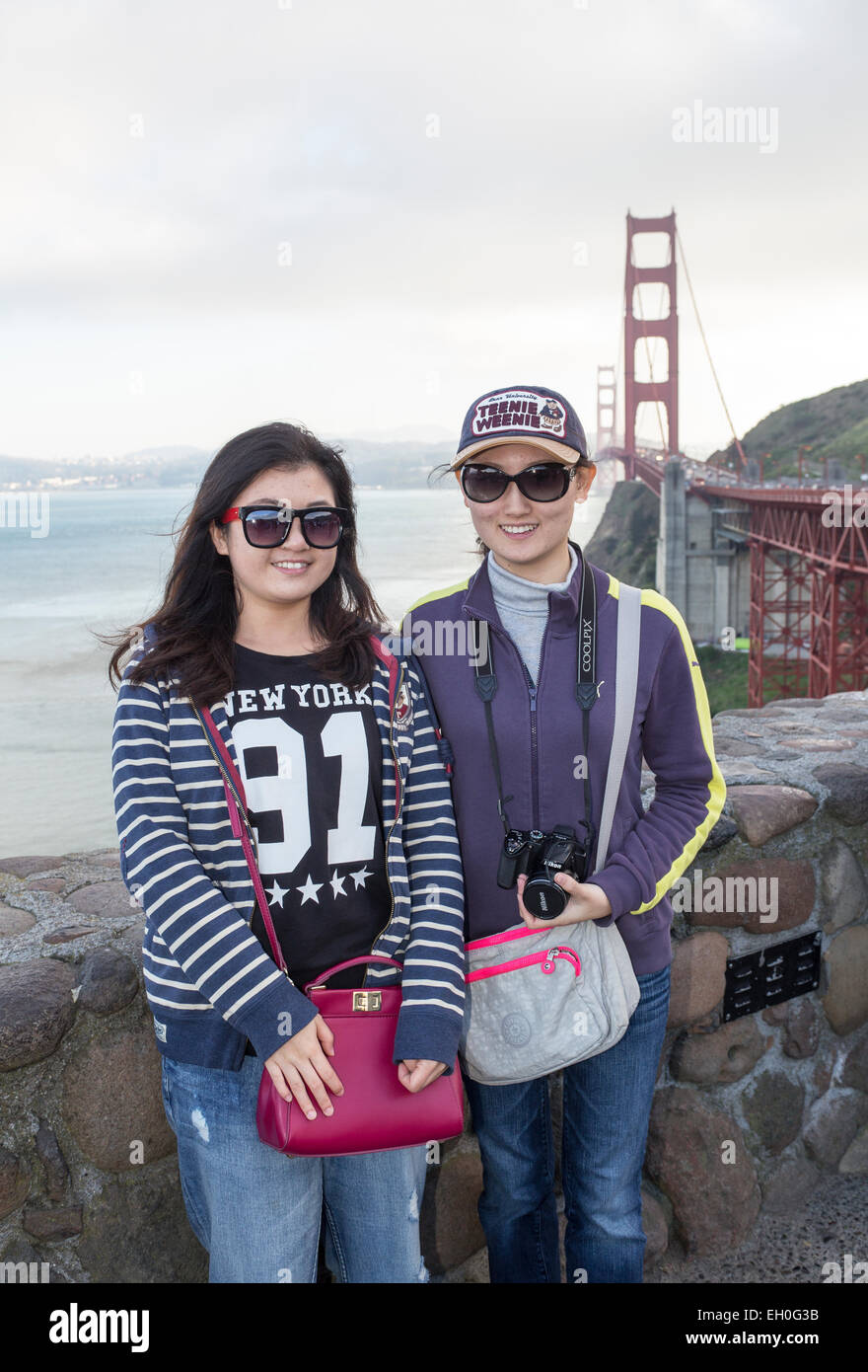 Giovani donne adulte turisti che posano per una fotografia al punto di vista del lato nord del Golden Gate Bridge città di Sausalito California Foto Stock
