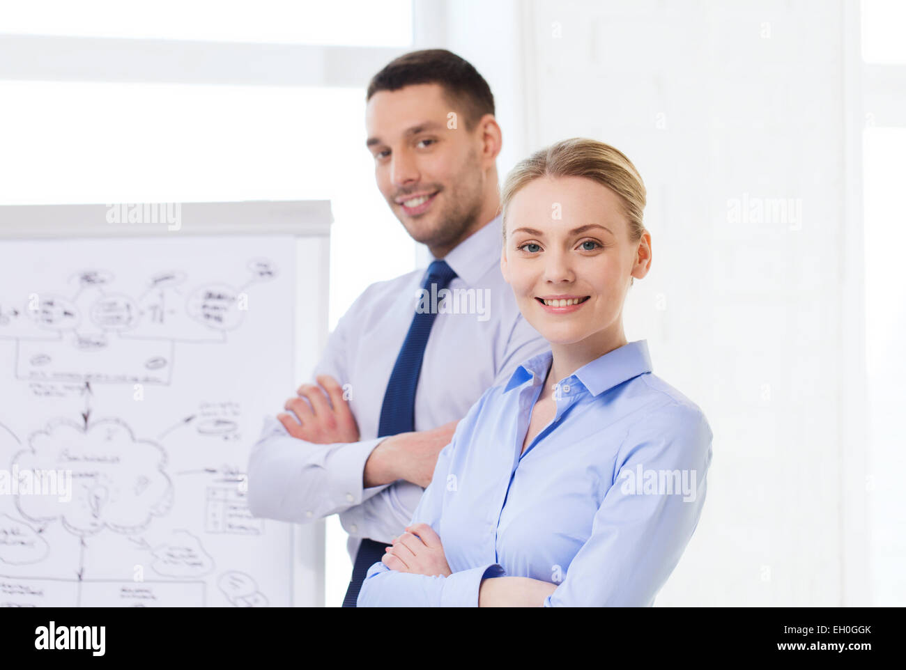 Sorridente la gente di affari in ufficio Foto Stock