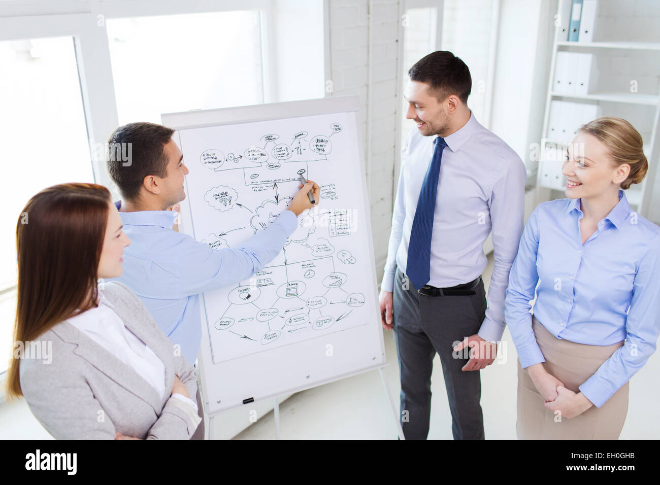 Sorridente la gente di affari in ufficio Foto Stock