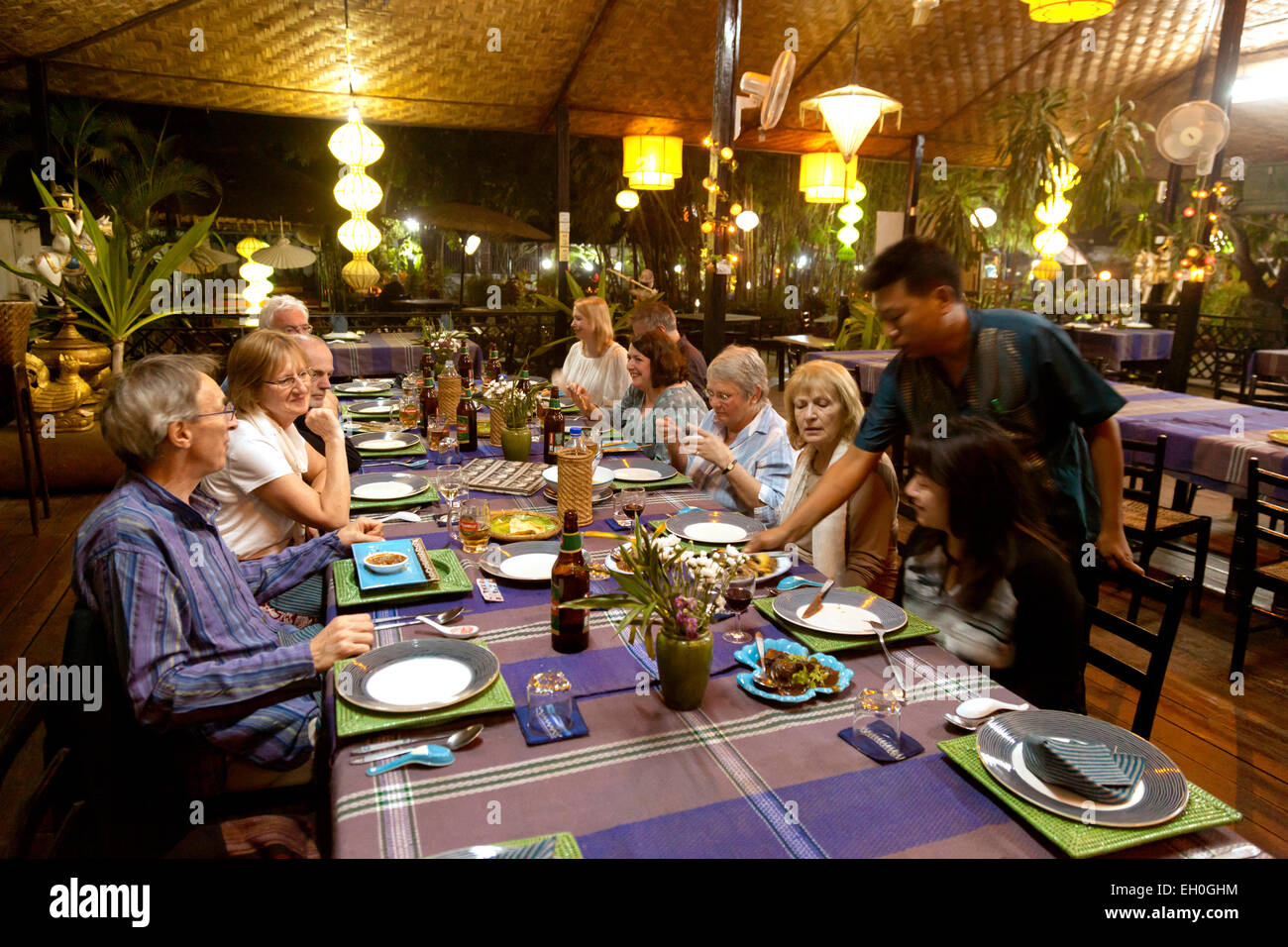 I turisti di mangiare in un ristorante, il verde ristorante Elephant, Mandalay Myanmar ( Birmania ), Asia Foto Stock