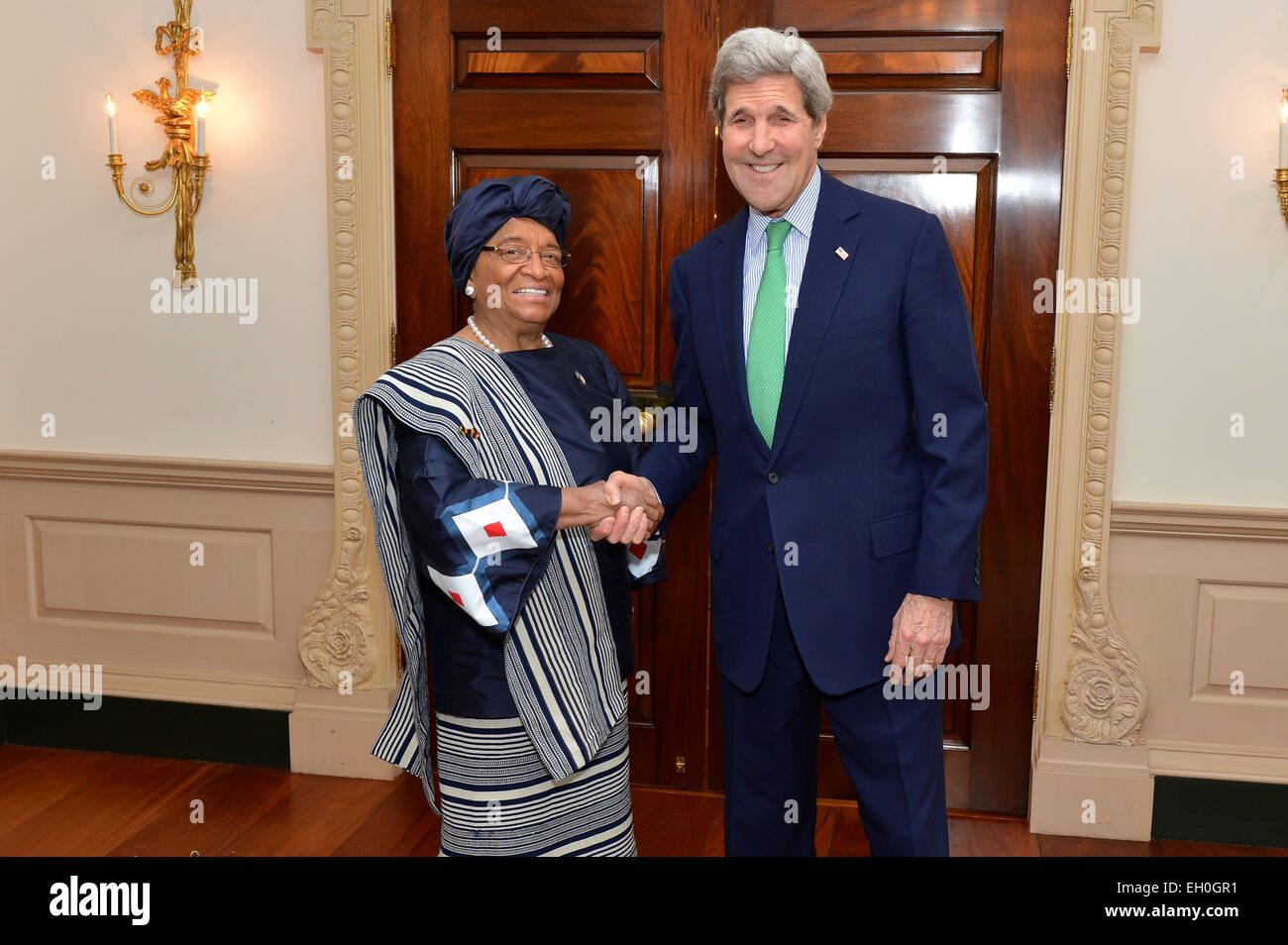 Stati Uniti Il segretario di Stato John Kerry in posa per una foto con il Presidente della Liberia Ellen Johnson Sirleaf prima del loro incontro presso l'U.S. Il Dipartimento di Stato a Washington D.C., il 27 febbraio 2015. Foto Stock