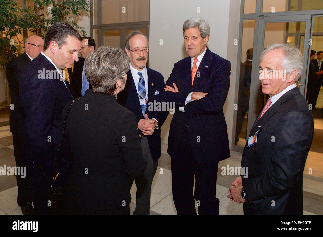 Stati Uniti Il segretario di Stato John Kerry parla con, in senso orario sotto forma di fondo senatore, Joni Ernst di Iowa, il senatore Ted Cruz del Texas, Rappresentante Eliot Engel di New York e il senatore Bob tappatrice del Tennessee il 7 febbraio 2015, a Monaco di Baviera, Germania, come frequenta un ricevimento dato dal Vice Presidente Joe Biden per una delegazione del Congresso al in occasione della conferenza di Monaco sulla sicurezza. Foto Stock