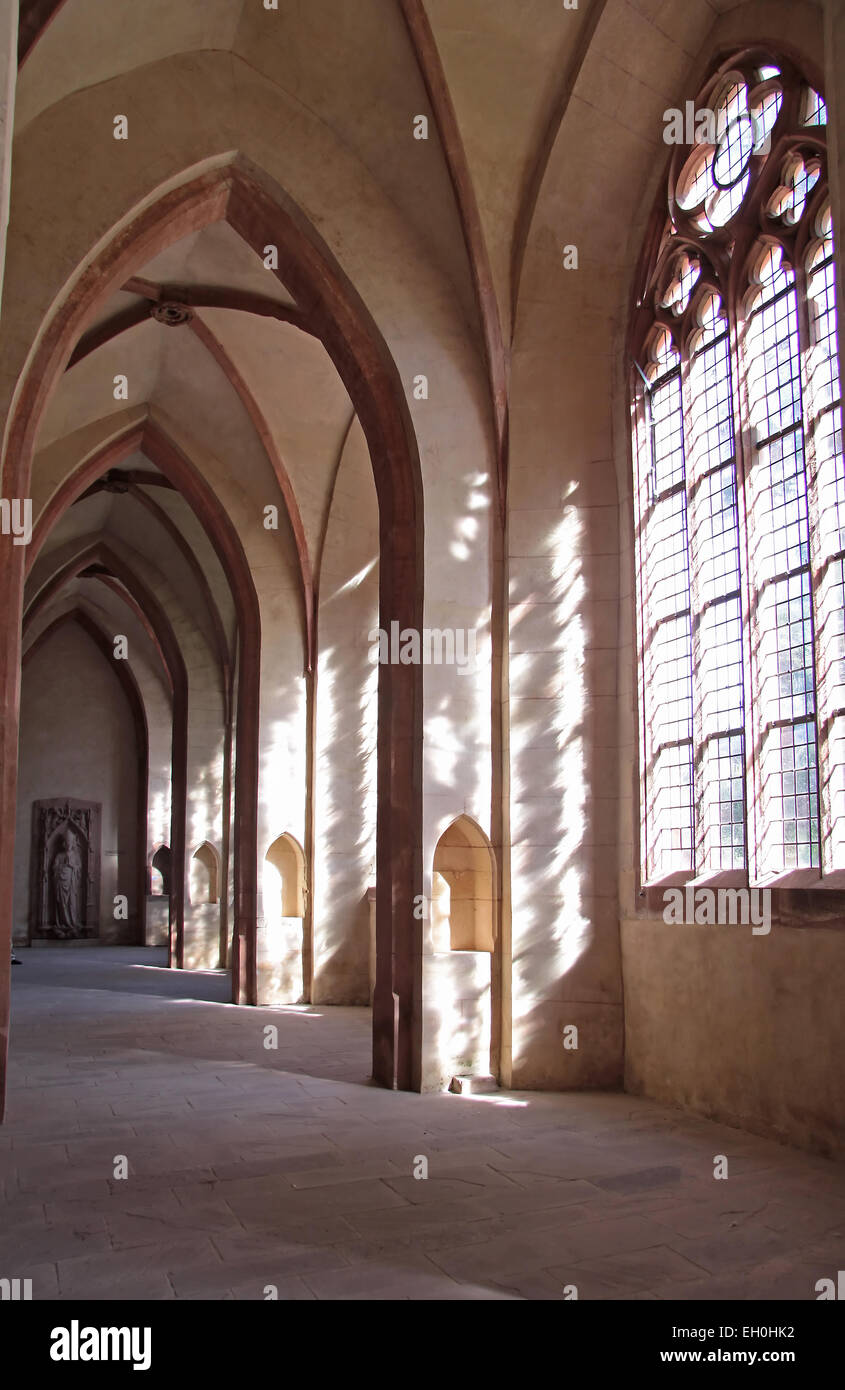 Le finestre di vetro macchiate nel monastero cistercense Kiedrich, Rheingau, Hesse, Germania Foto Stock