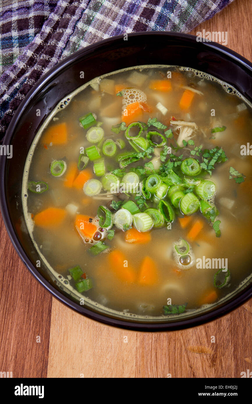 Pollo e verdure a base di noodle soup bowl Foto Stock