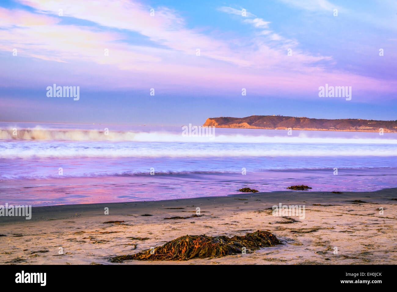 Vista dell'oceano e il Point Loma penisola da Coronado Central Beach all'alba. Coronado, California, Stati Uniti. Foto Stock