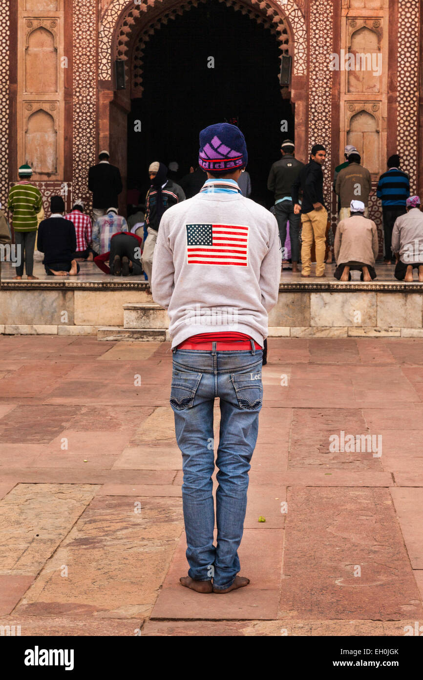 Un uomo musulmano, in a stelle e strisce shirt, pregando in preghiera del venerdì, Jama Masjid moschea, Fatehpur Sikri, Agra, Uttar Pradesh, Foto Stock