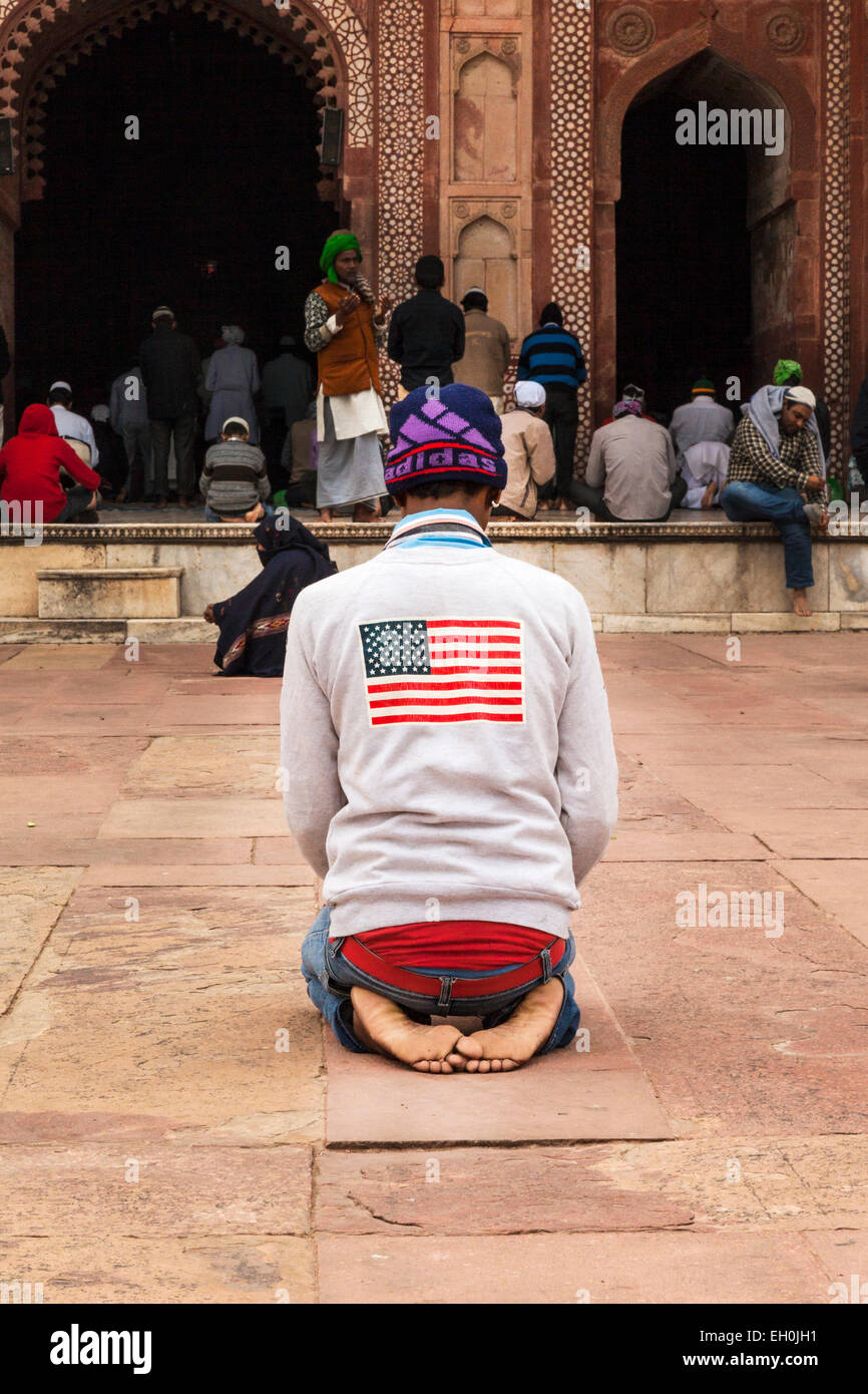 Un uomo musulmano, in a stelle e strisce shirt, pregando in preghiera del venerdì, Jama Masjid moschea, Fatehpur Sikri, Agra, Uttar Pradesh, Foto Stock