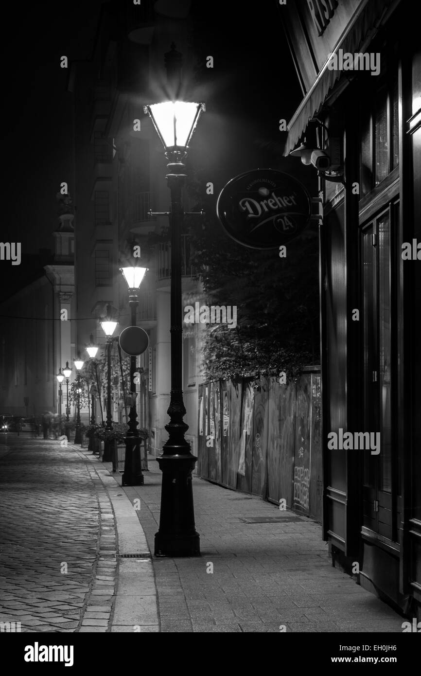 Le luci di strada, lampada luce post tranquilla strada di ciottoli nel tranquillo centro storico di Budapest Ungheria Foto Stock