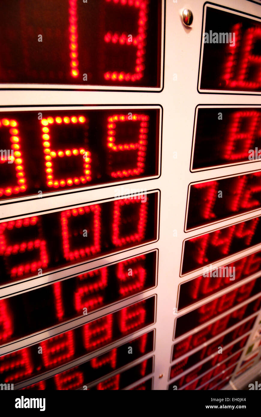 Il display mostra tassi di cambio di valuta estera in un ufficio cambio Foto Stock