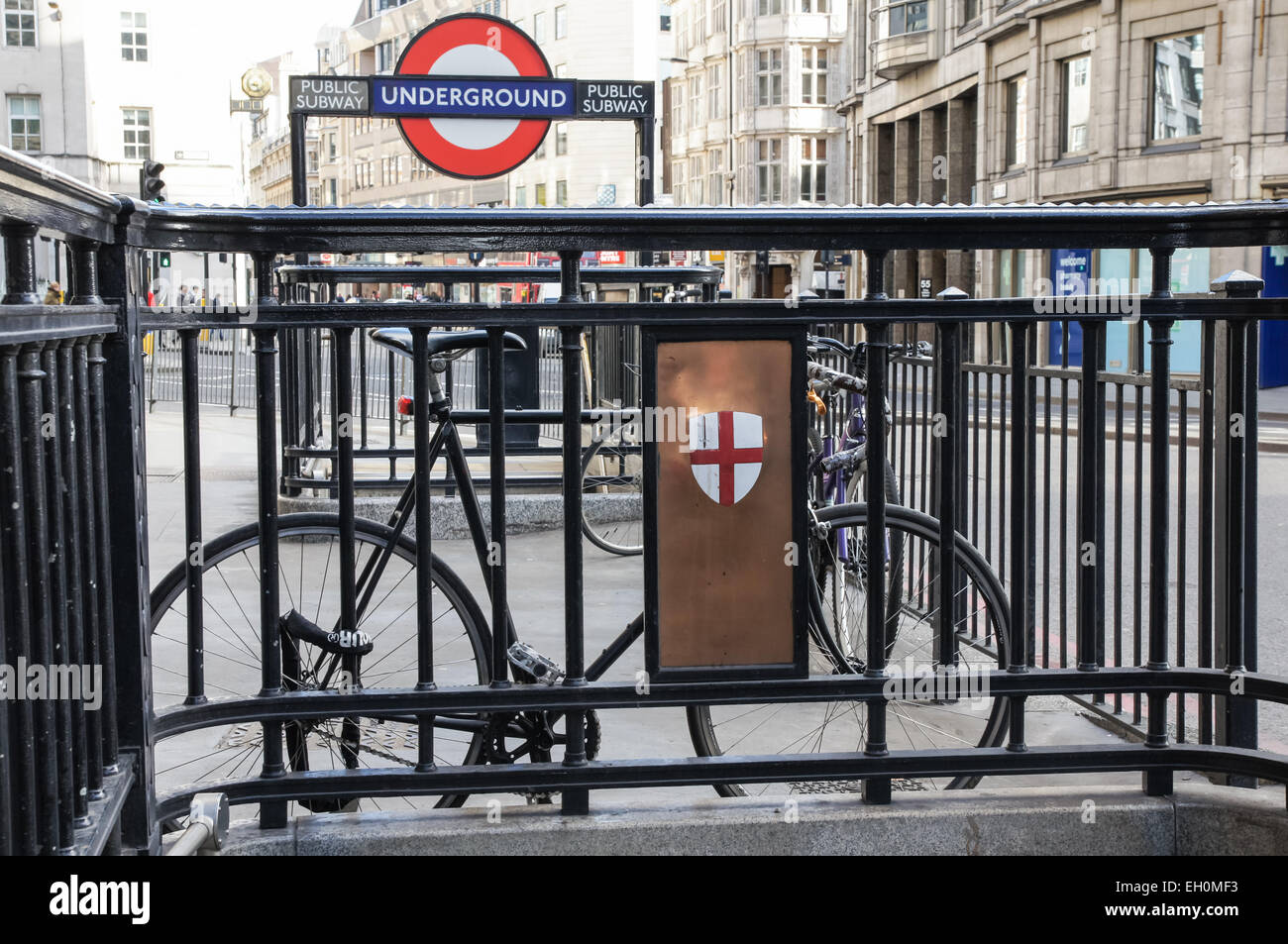 Monumento Stazione della metropolitana ingresso, Londra Inghilterra Regno Unito Regno Unito Foto Stock