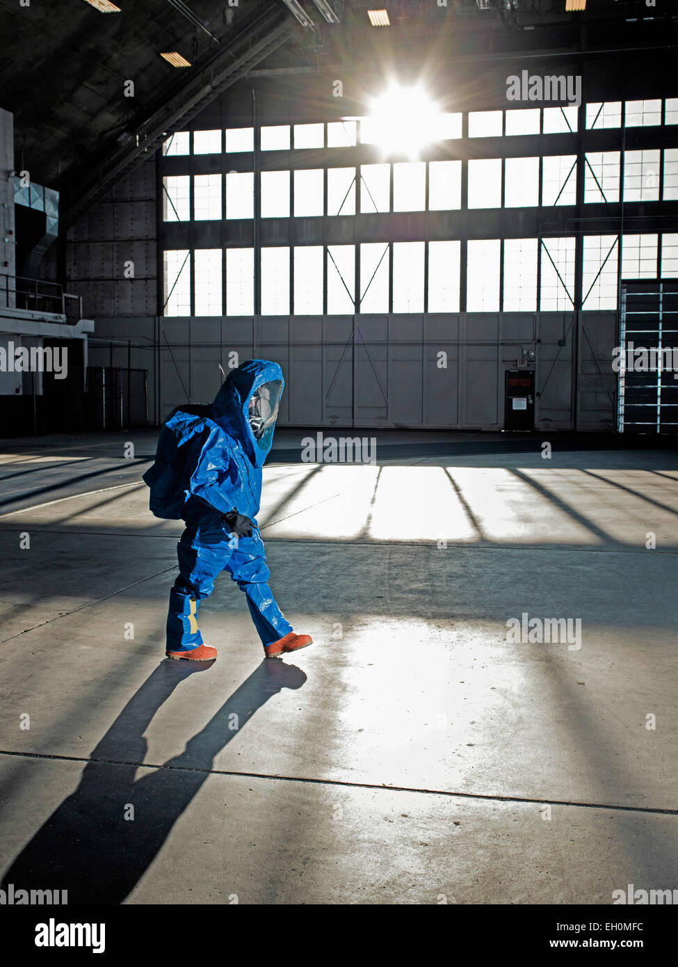Un Guardsman nazionale in radiazioni nucleari suit passeggiate lungo in una base aerea in Sud Dakota. Foto Stock