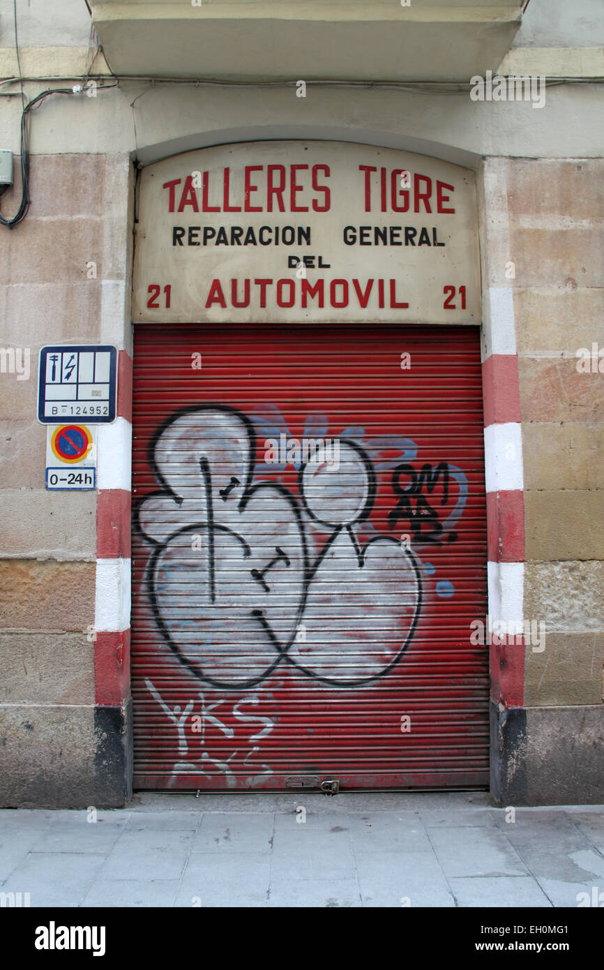 Chiuso la riparazione auto officina colpito dalla recessione in El quartiere Raval di Barcellona, in Catalogna, Spagna Foto Stock
