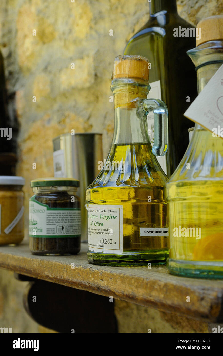 L Olio di oliva locale per la vendita, Pienza, Toscana, Italia Foto Stock