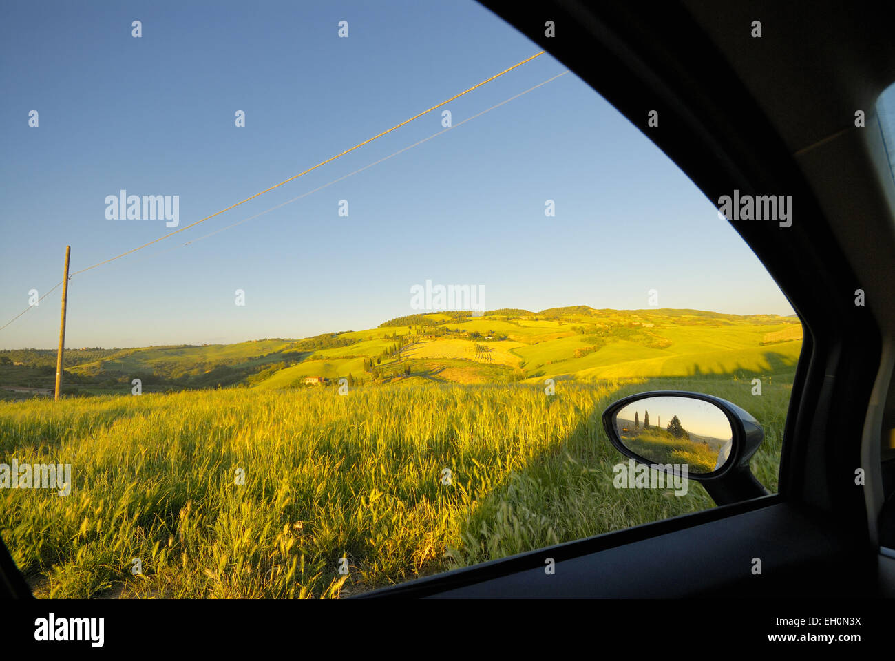 Vista posteriore specchio riflettendo tipico paesaggio della Val d'Orcia, Toscana, Italia Foto Stock