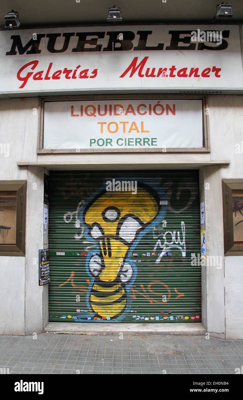 Chiuso il negozio colpito dalla recessione in El quartiere Eixample di Barcellona, in Catalogna, Spagna Foto Stock