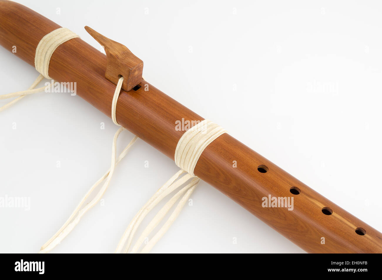 Dettaglio del fatto a mano, flauto nativo americano con il fuoco selettivo  Foto stock - Alamy