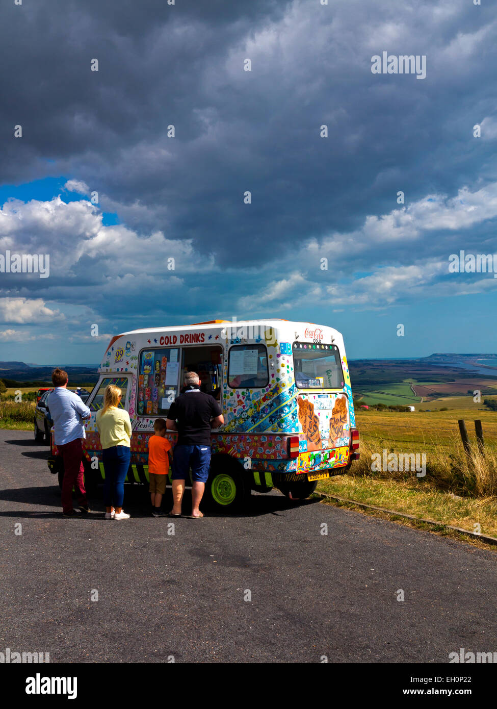 La gente in coda accanto a un tradizionale British ice cream van parcheggiato su una strada nelle vicinanze Abbotsbury nel Dorset South West England Regno Unito Foto Stock