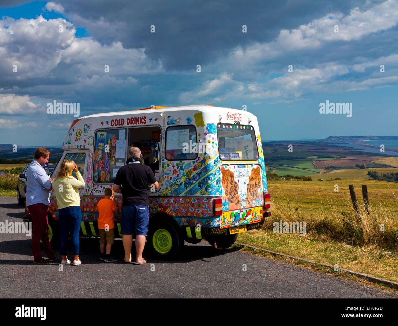 La gente in coda accanto a un tradizionale British ice cream van parcheggiato su una strada nelle vicinanze Abbotsbury nel Dorset South West England Regno Unito Foto Stock