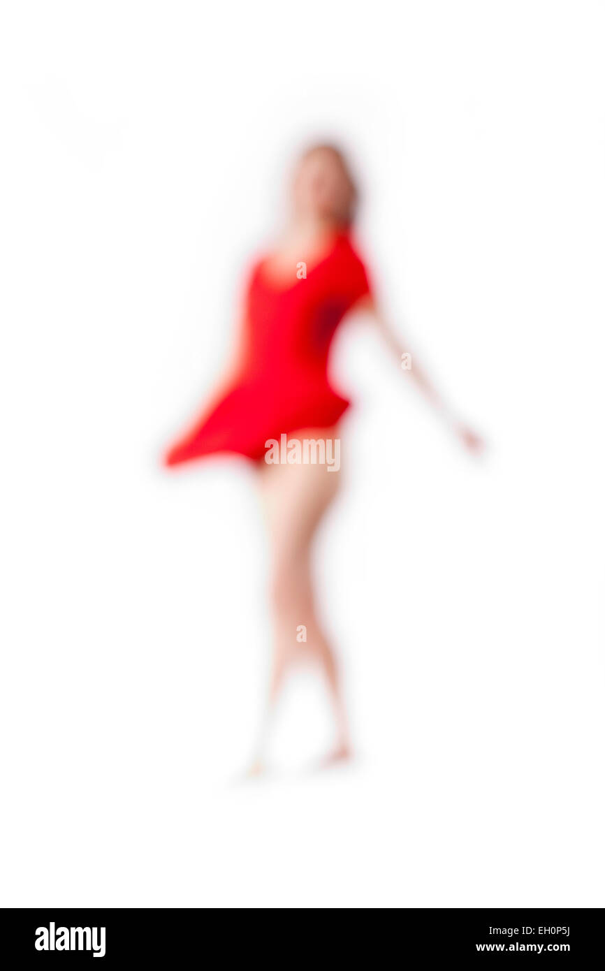 Abstract al di fuori della Messa a fuoco l'immagine di una donna in abito rosso Foto Stock