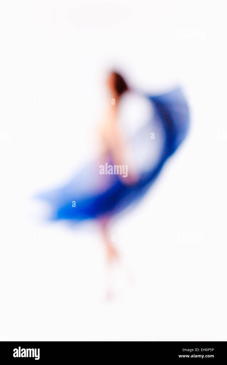 Abstract al di fuori della Messa a fuoco l'immagine di una donna con un panno blu Foto Stock