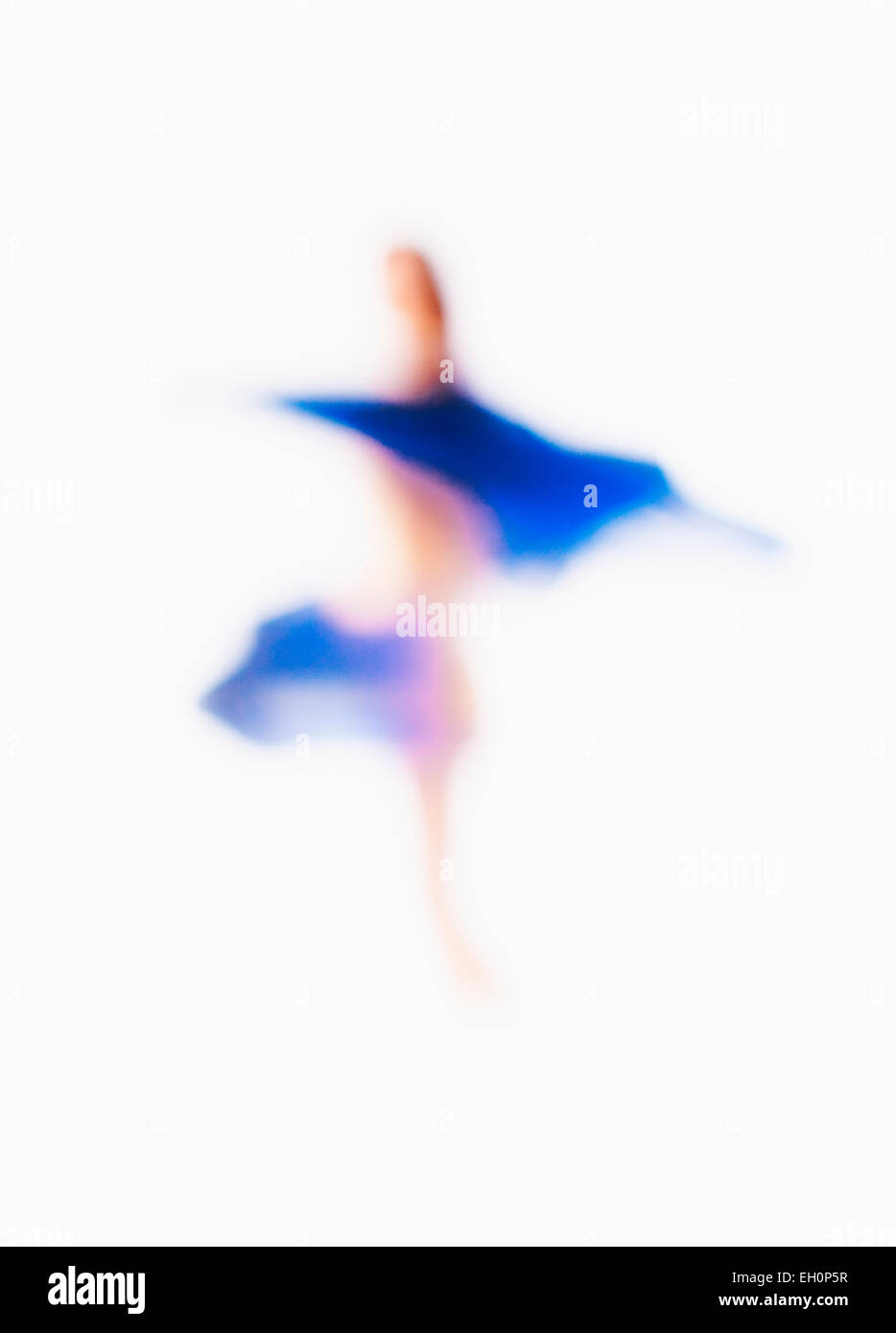 Abstract al di fuori della Messa a fuoco l'immagine di una donna con un panno blu Foto Stock