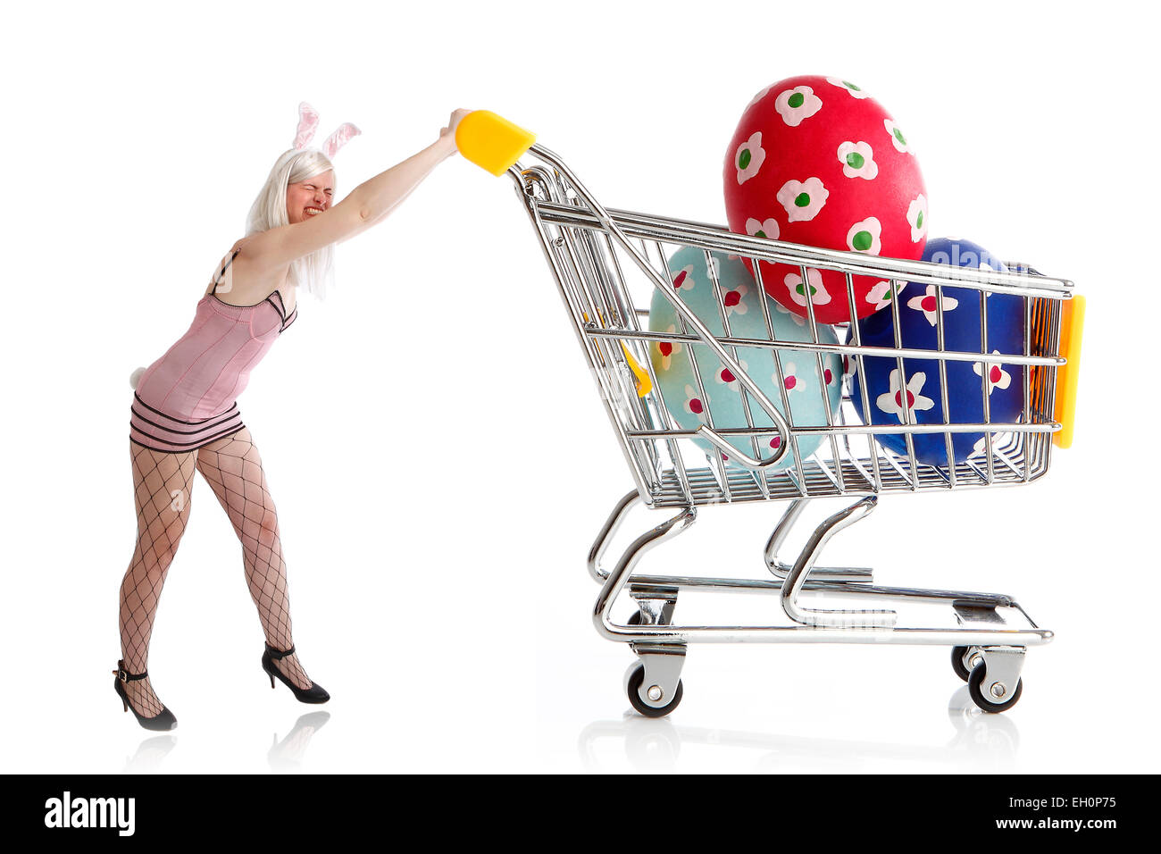 Femmina coniglietto di pasqua con uova colorate nel suo carrello Foto Stock