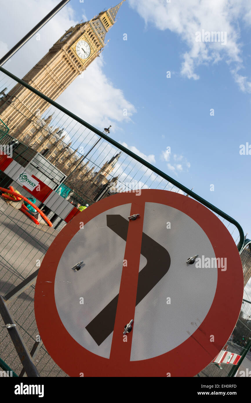 Un cartello stradale al di fuori del Parlamento britannico mostra non svoltare a sinistra. Potrebbe essere utilizzato per indicare nessuna rotazione a sinistra all'elezione. Foto Stock
