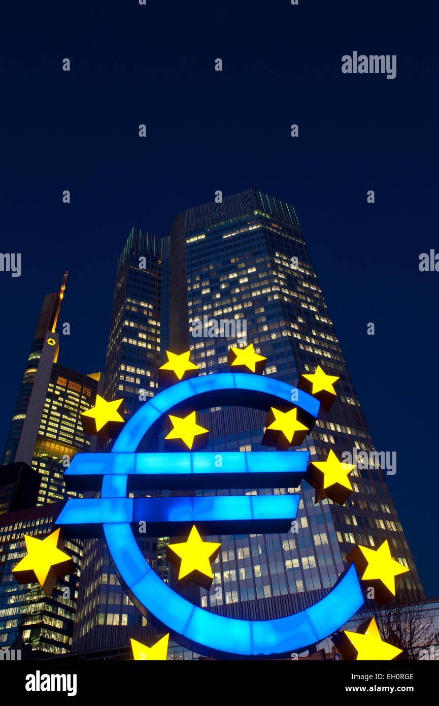 Simbolo Euro di fronte EZB Building di Francoforte Hesse Germania Europa Foto Stock