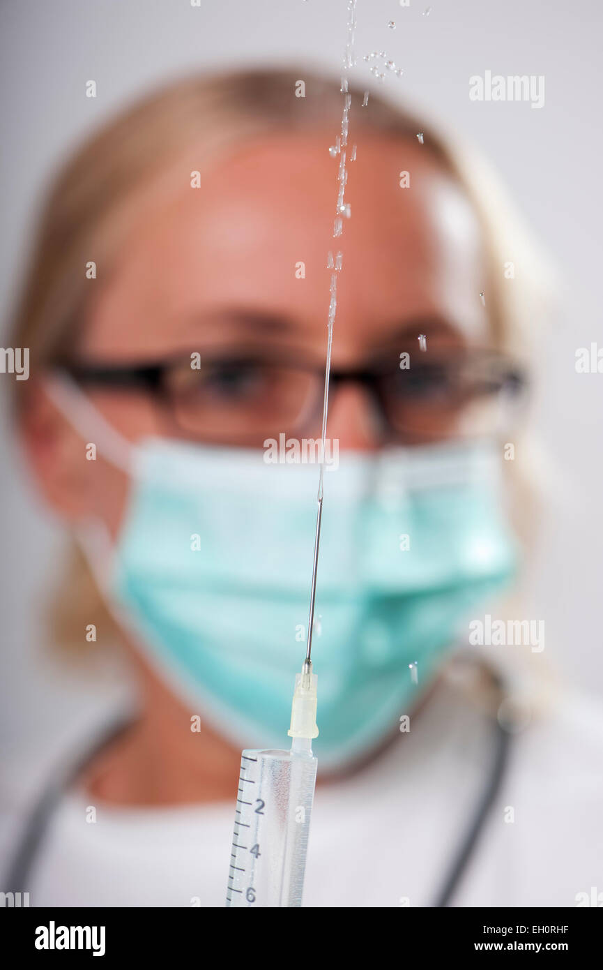 Medico donna iniezione di test Foto Stock