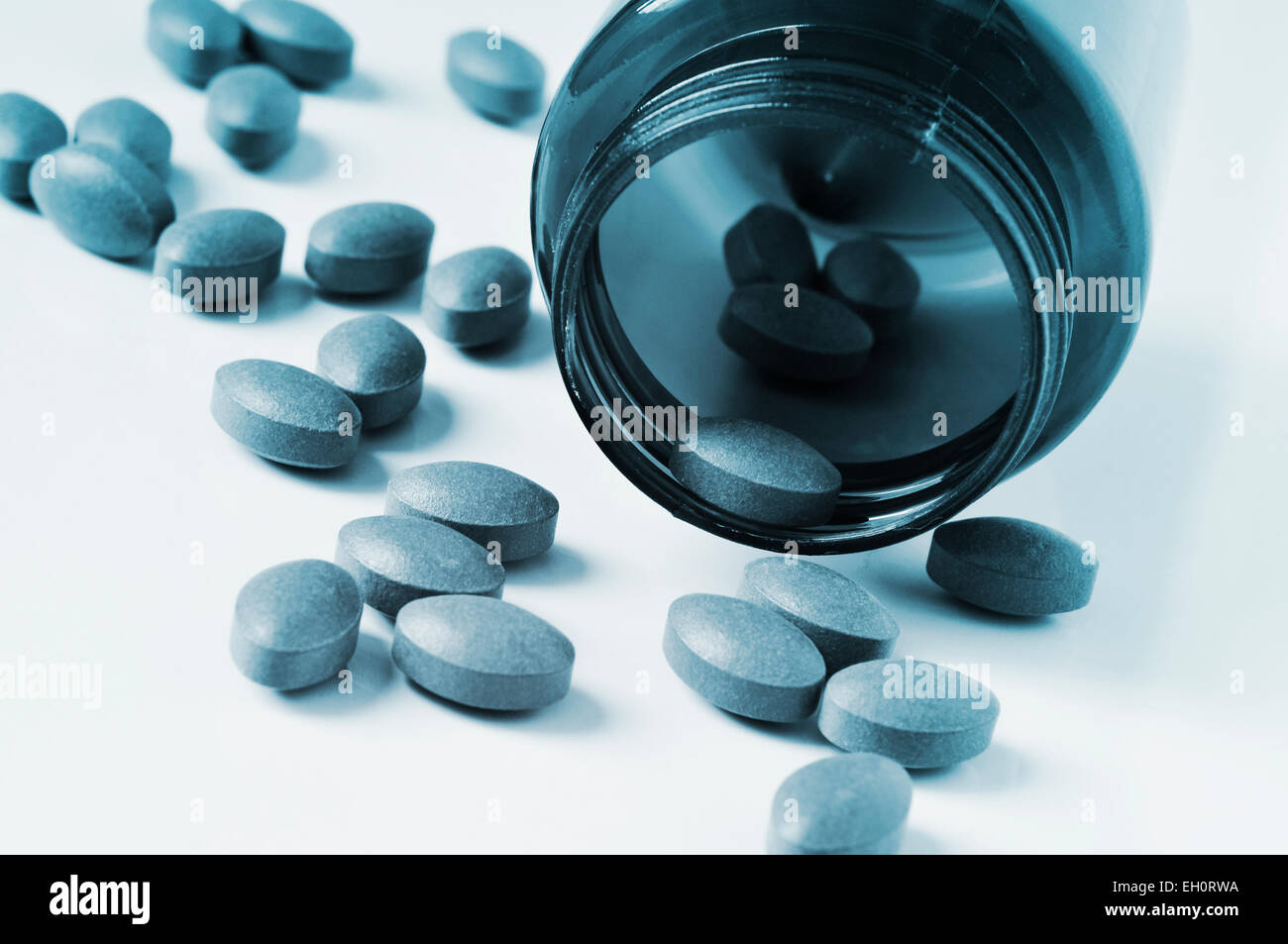 Primo piano di una pila di pillole al di fuori di un flacone, in bianco e nero Foto Stock
