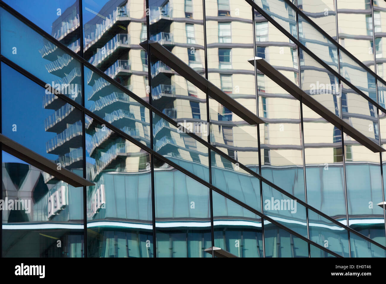 Lowry Outlet Mall a Media City Salford Quays Gtr Manchester REGNO UNITO. Foto riflessioni a Media City Foto Stock