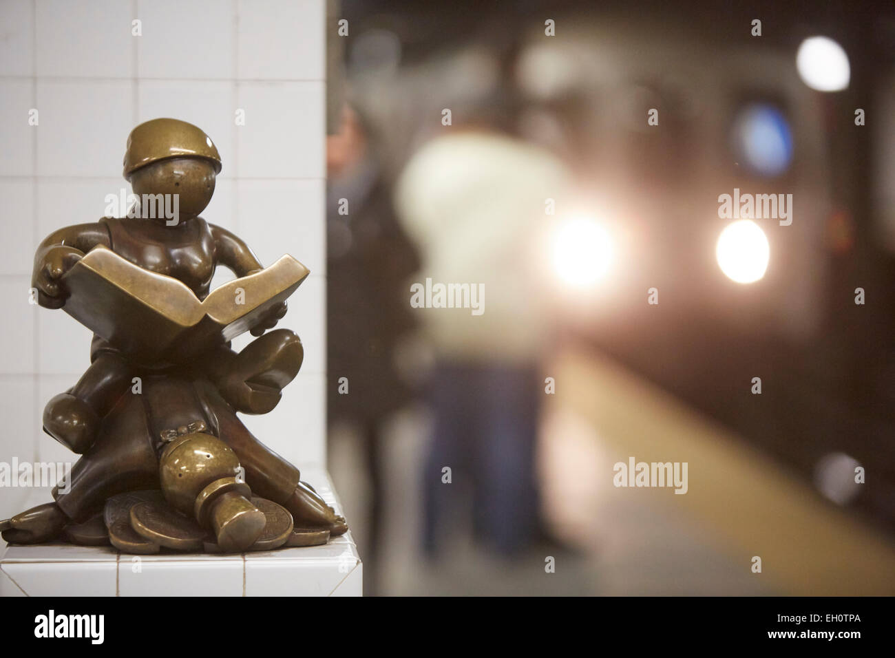 Illustrazione sulla metropolitana alla quattordicesima strada per artista Tom Otterness chiamato vita metropolitana di Manhattan a New York Nord America STATI UNITI D'AMERICA Foto Stock