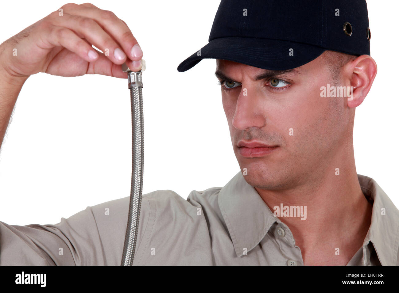 Plumber guardando un tubo flessibile Foto Stock