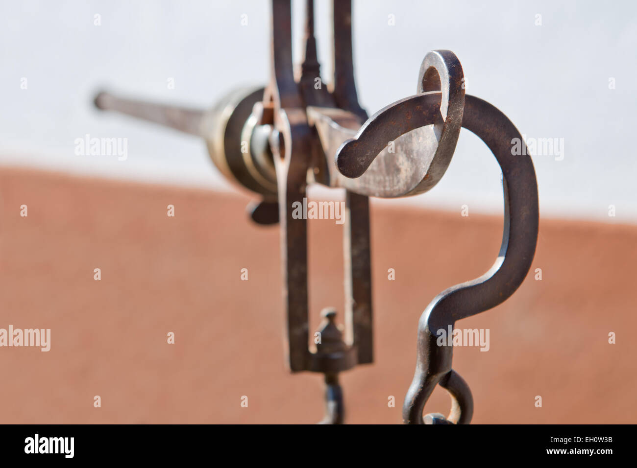 Appendere antichi steelyard romana su una farm house, Badajoz, Spagna Foto Stock